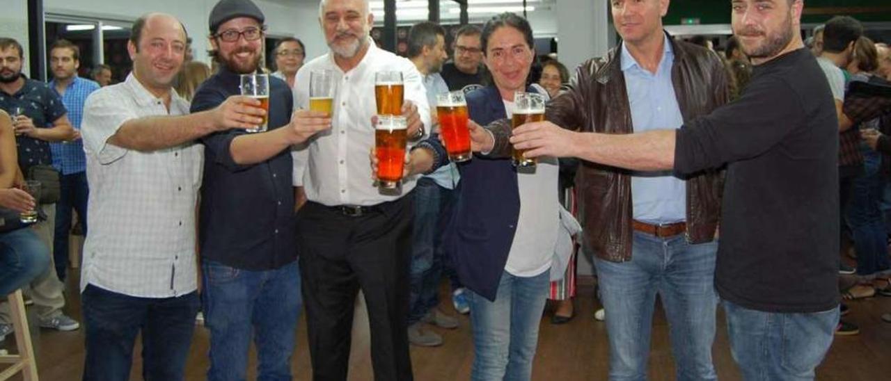 El lalinense Lois Alfaya (segundo por la izquierda) junto con algunos socios en la presentación.