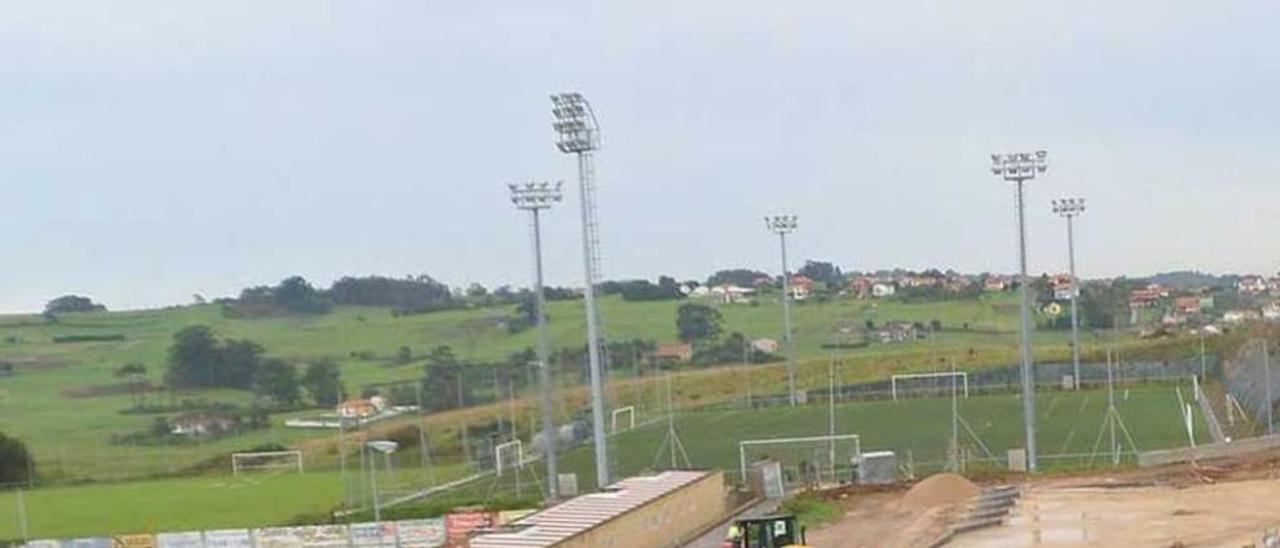 Obras en el punto limpio, ayer, cerca del campo de La Mata.