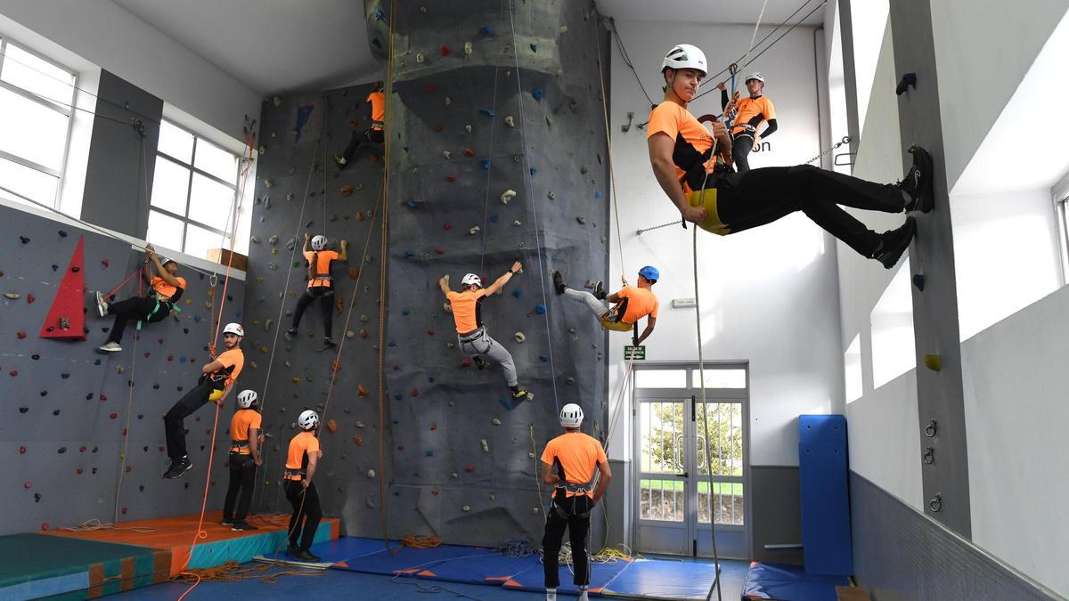 Alumnos en el rocódromo del centro de Sabón.