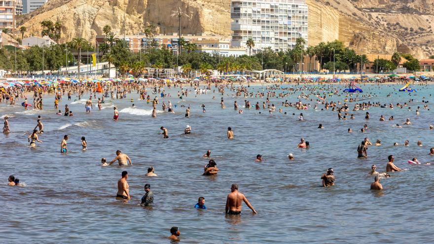 El mar roza ya los 30 grados en Alicante y alimenta la posibilidad de lluvias torrenciales en otoño