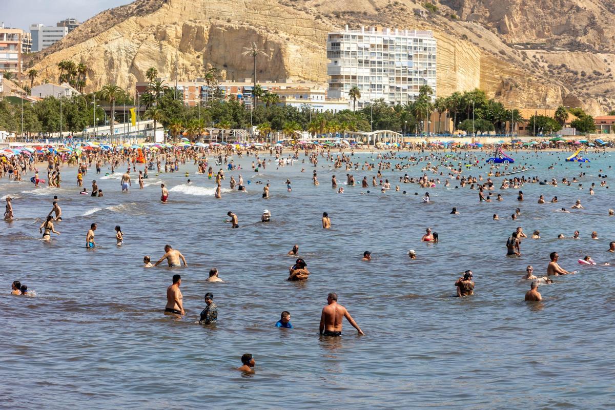 La playa del Postiguet de Alicante, en una imagen de este martes llena de bañistas y con la temperatura del agua cerca de los 30 grados