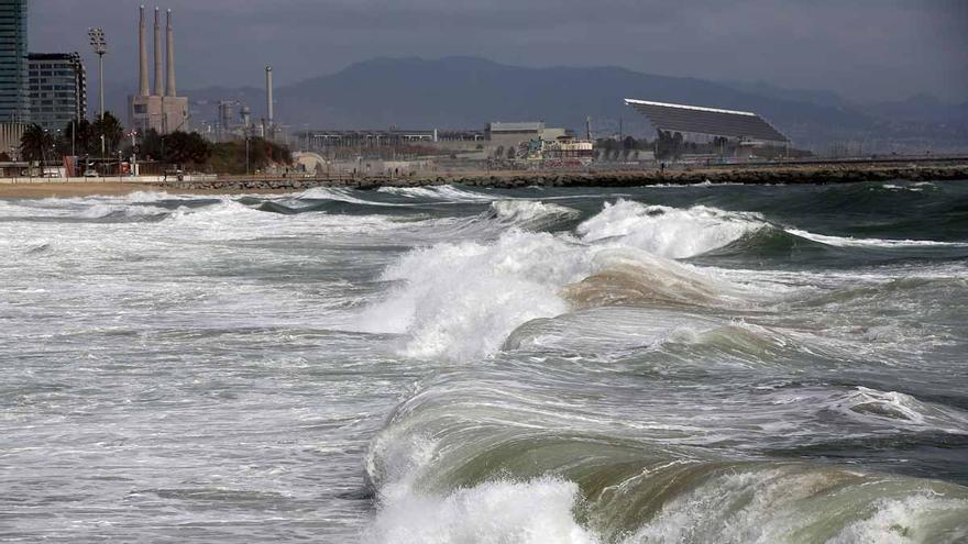 Fuerte oleaje en las playas de Barcelona