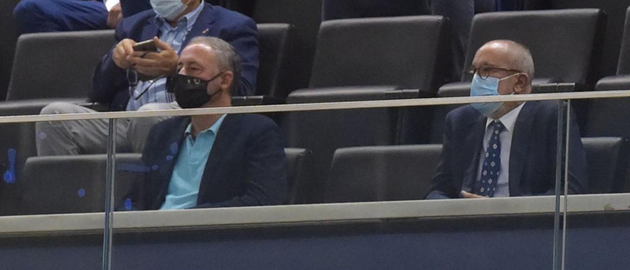 Francisco Castellano -a la izquierda en la primer fila-, junto a Enrique Moreno viendo el Gran Canaria-Barça en el Arena. | | ANDRÉS CRUZ