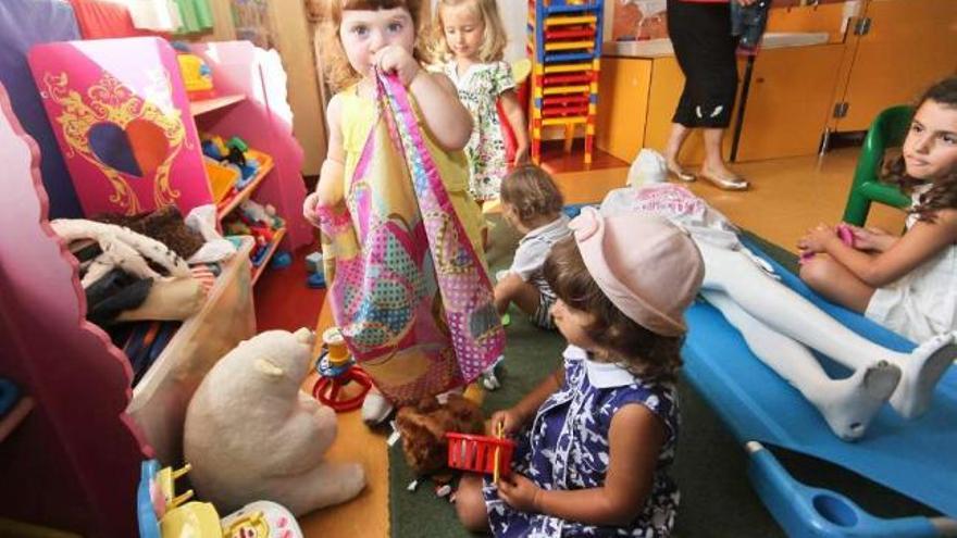 Algunas de las alumnas de la escuela infantil de Monte Alto, ayer, en una de las aulas. / 13fotos