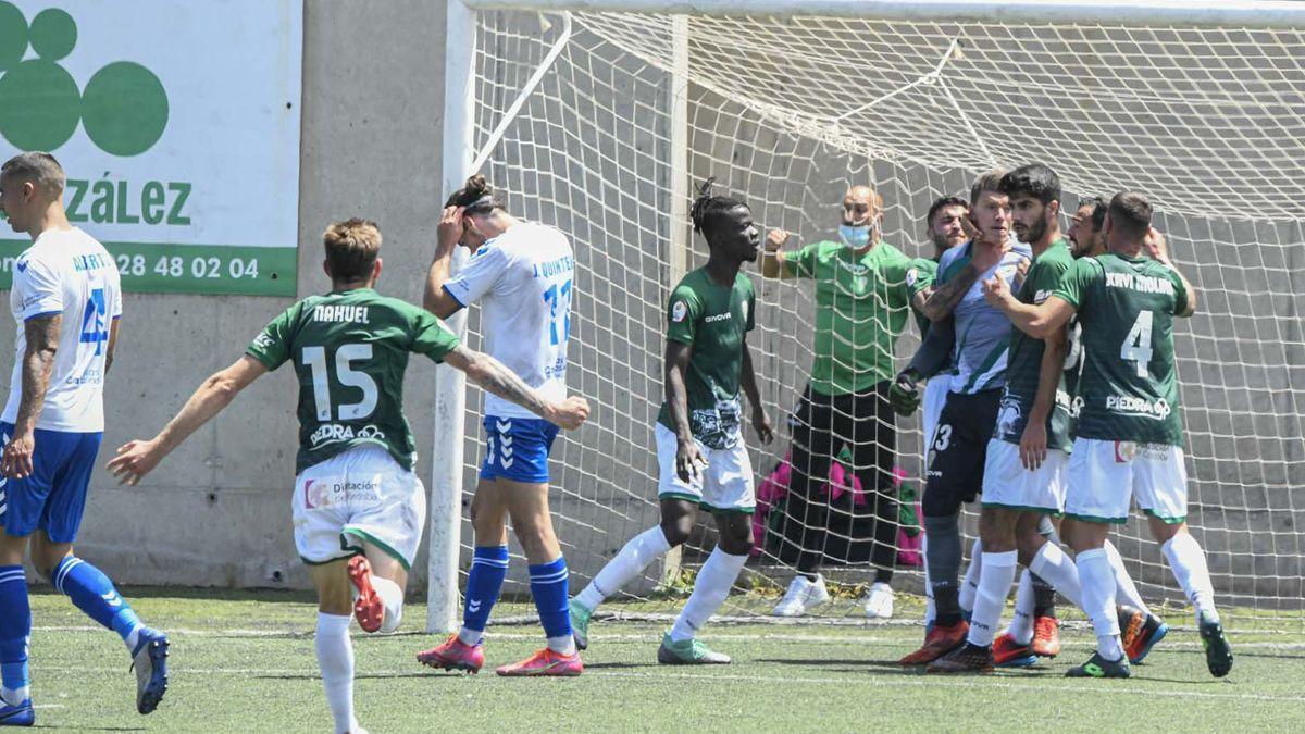 Isaac Becerra es felicitado por sus compañeros tras detener el penalti que dio el triunfo al Córdoba CF ante el Tamaraceite.