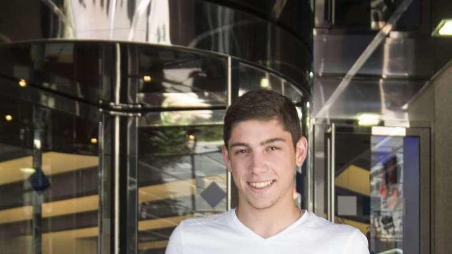 Fede Valverde, en las puertas del hotel donde se hospeda.