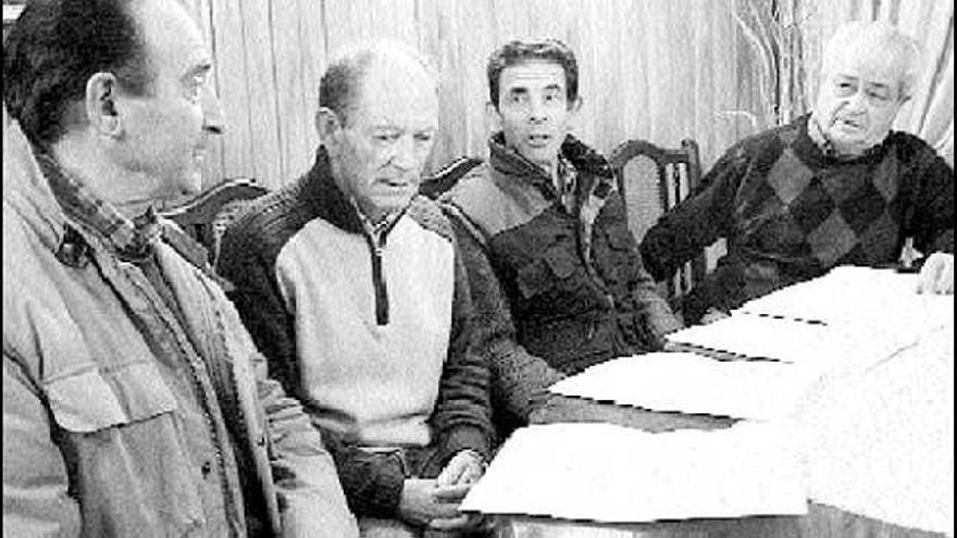 Por la izquierda Ramón Llaca Llaca, José Luis Tielve Celorio, Manuel Ángel Gay Celorio y Tomás Tarno Ozcariz.