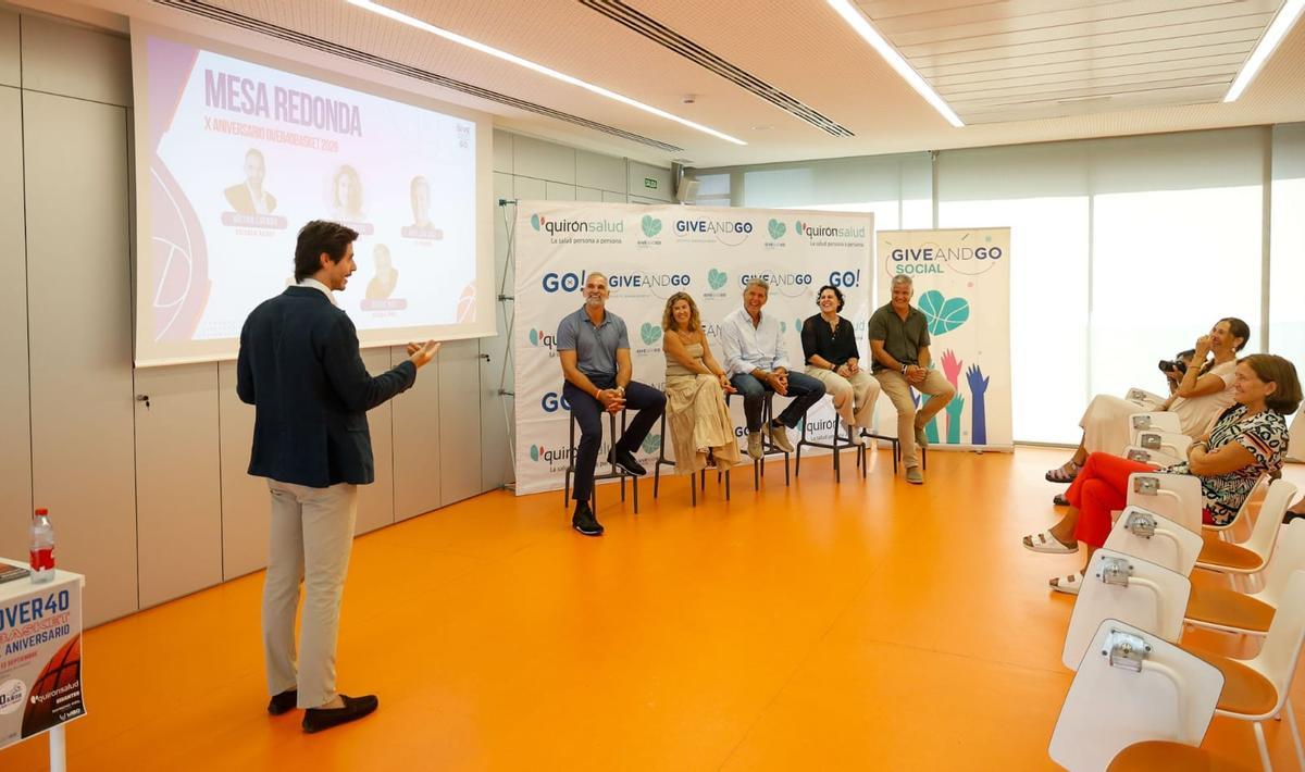 Organizadores e invitados, durante la presentación