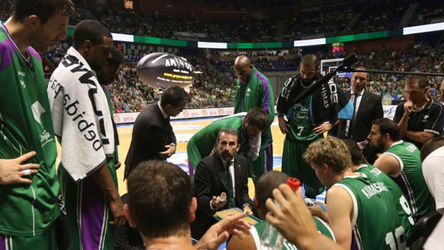 Joan Plaza da instrucciones durante un tiempo muerto ante el Baskonia.