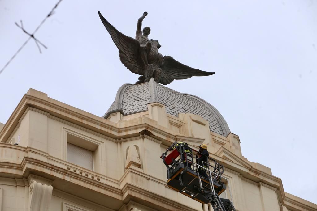 Un trozo de cornisa se desprende de un edificio de la Rambla