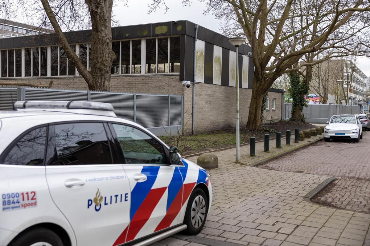 La policía en el exterior del colegio judío de Amsterdam que ha sufrido una explosión