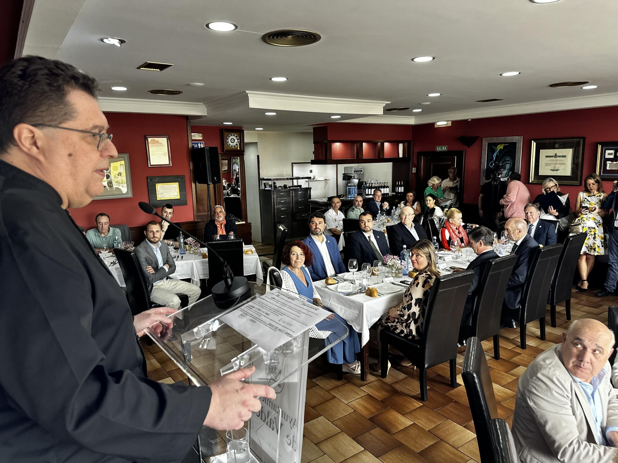 EN IMÁGENES: El homenaje póstumo al hostelero Álvaro López en su casa y coincidiendo con la Bienal de Arte