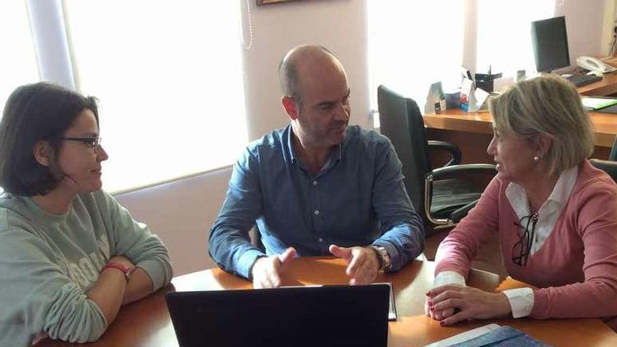 Félix Juncal, ayer, en la Alcaldía, con Carmen Miñambres y Luisa Conde, profesoras del IES Johán Carballeira. // G.N.