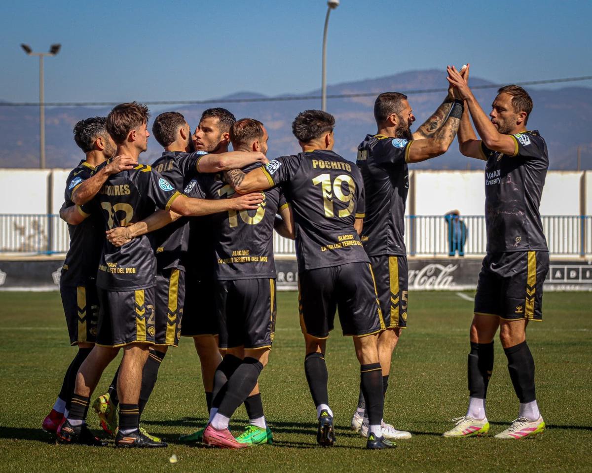 Los jugadores del Intercity celebran uno de sus goles al Fuenlabrada.
