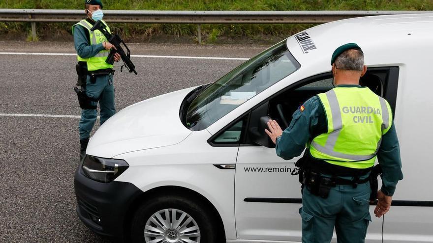 Multa de 800 euros por ir a la velocidad adecuada pero no llevar la nueva etiqueta identificativa con el número único asignado: la Guardia Civil extrema los controles tras la norma del BOE e inmoviliza el vehículo