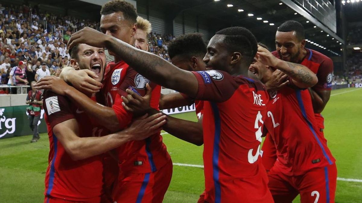 Los jugadores ingleses celebran el gol de Lallana en el tiempo añadido