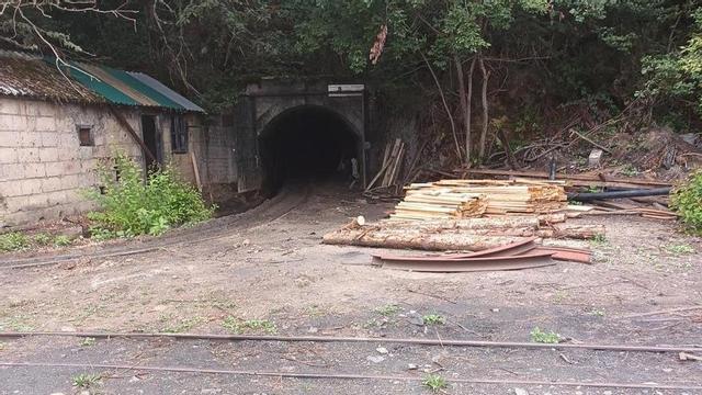 Bocamina en Cerredo en 2024, con acopio de maderas que, según los expertos, se emplearían para postear durante la extracción de carbón.