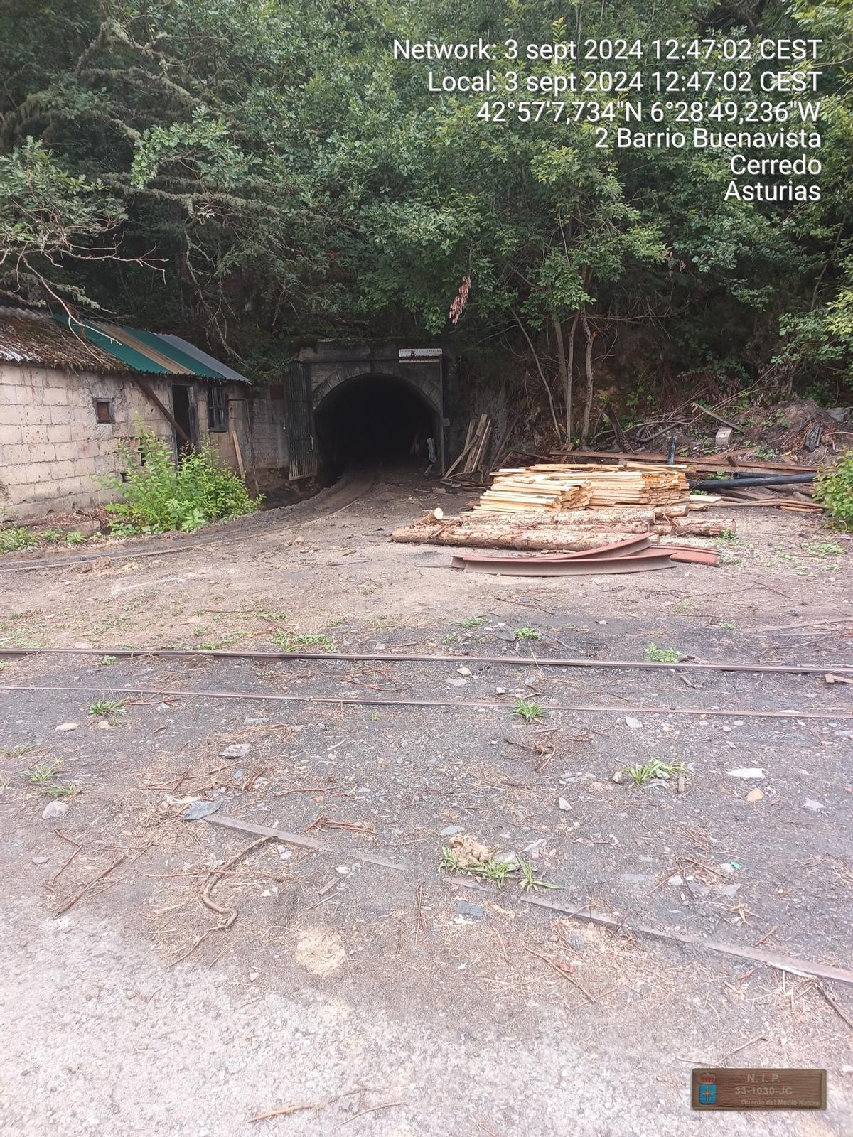 Bocamina en Cerredo en la que se produjo el accidente, con acopio de maderas que, según los expertos, se emplearían para postear durante la extracción de carbón.