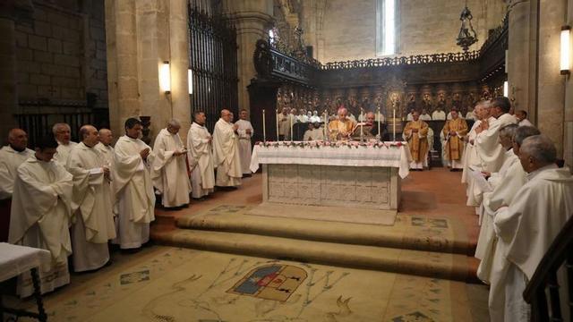 El obispo, Luis Quinteiro, preside la misa crismal, junto a los presbíteros, ayer en Tui.  // ANXO GUTIÉRREZ