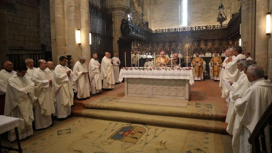 El obispo Luis Quinteiro consagra los santos óleos en la misa crismal de Tui
