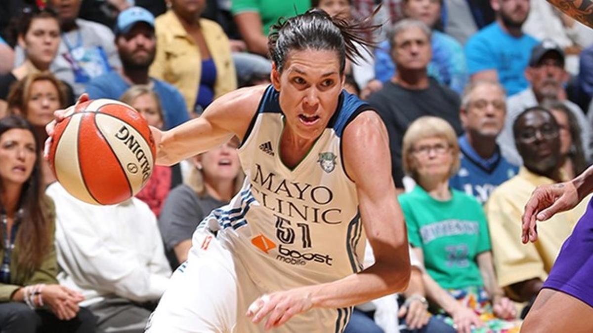 Anna Cruz encara la canasta tras driblar a una rival durantes la final de la conferencia Oeste de la WNBA.