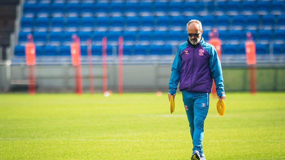Cervera, pensativo durante un entrenamiento en el Rodríguez López.