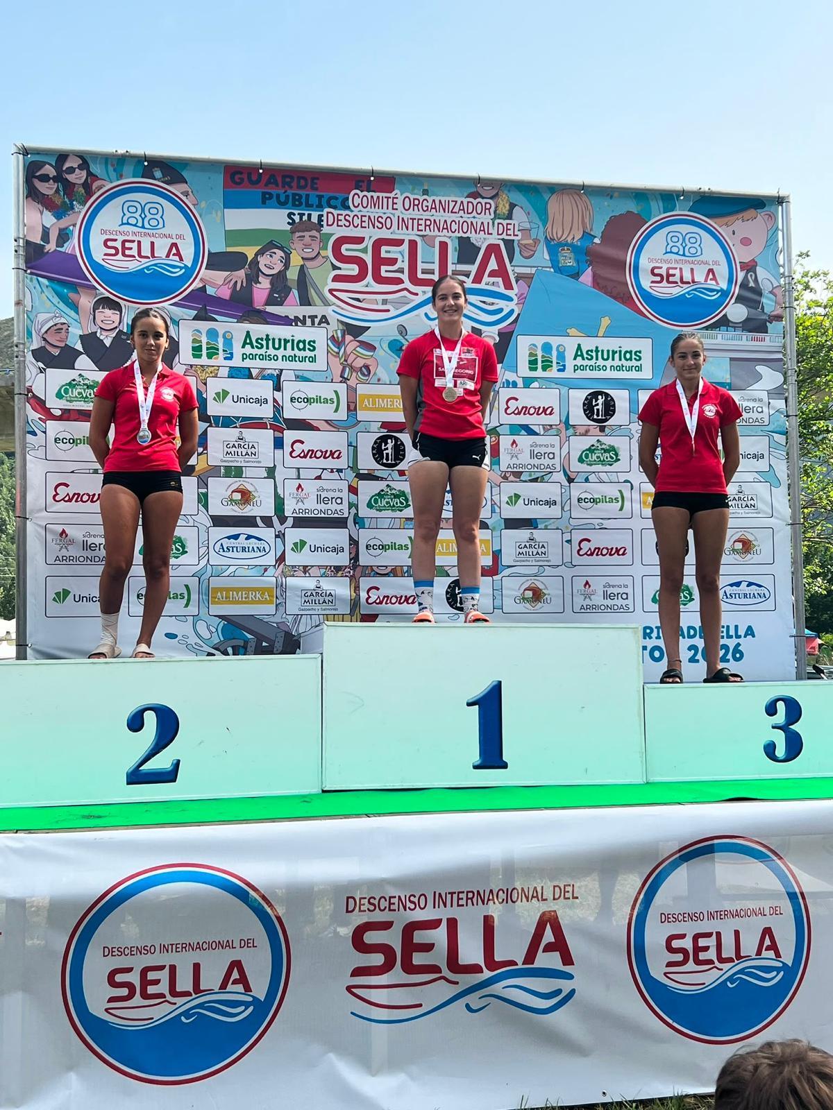Plata de Nuria García y bronce de Àngels Benito en la categoría de mujer cadete K-1.