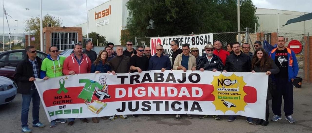 Trabajadores de Bosal con representantes de Podemos y ADN Morvedre