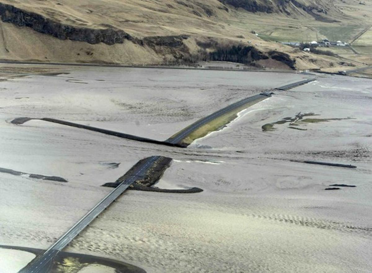 Daños materiales. El agua del deshielo, originado por la erupción del volcán, ha causado varios destrozos viarios.