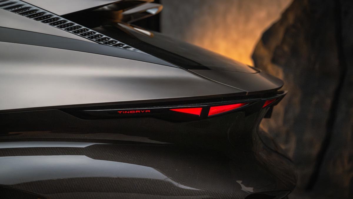 La zaga se estrecha hacia el centro y remata con una firma lumínica afilada y el nombre "Tindaya" iluminado en rojo.