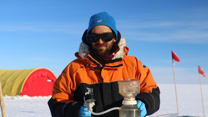 Un canario lidera el primer estudio de la vida bajo el hielo de la Antártida