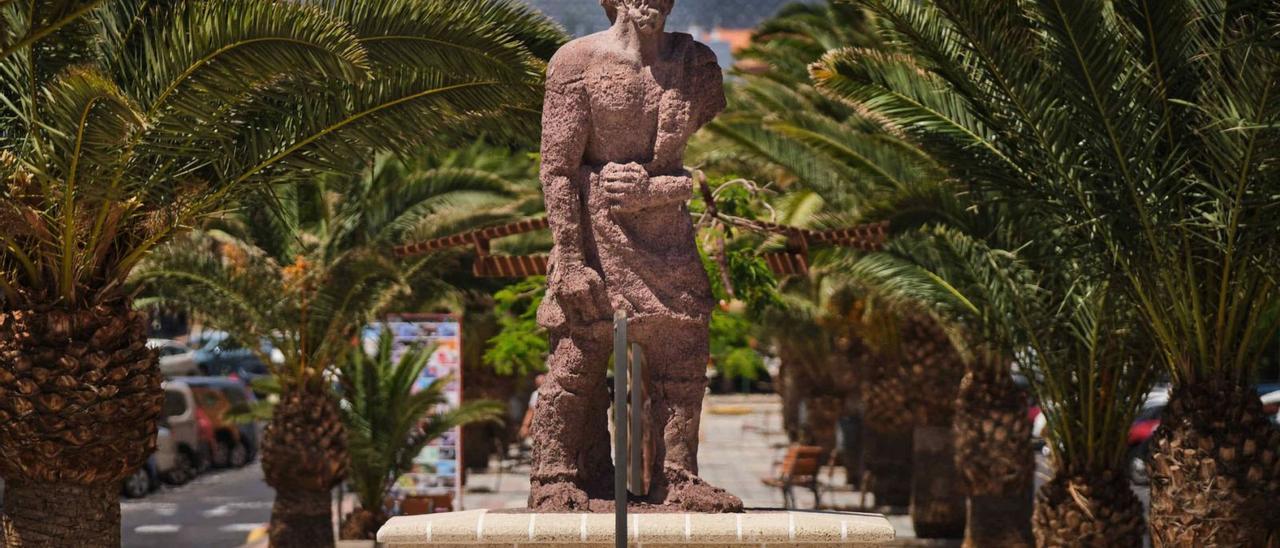 Una de las esculturas más dañadas de la avenida de Los Menceyes de Candelaria.