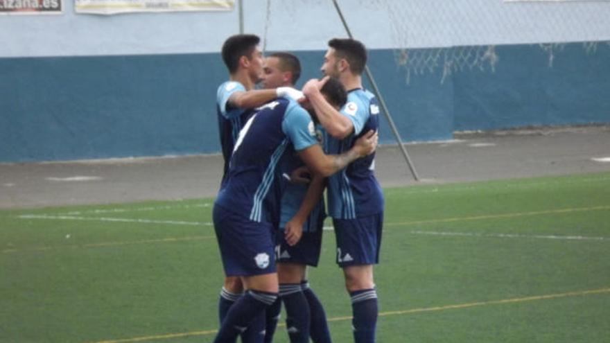 Los jugadores de la AU Güímar celebran uno de los goles de ayer.