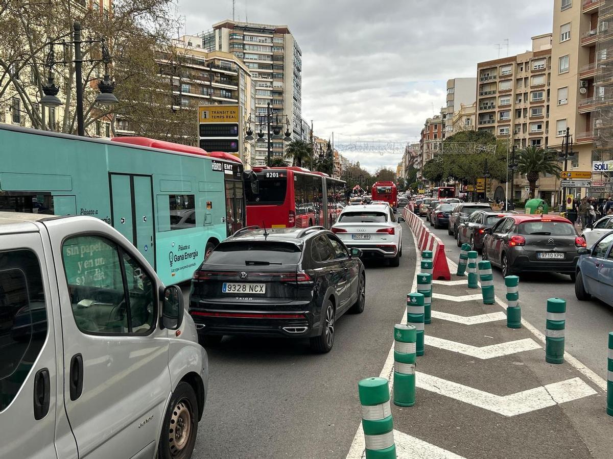 Momento del atasco de autobuses en Plaza de España.