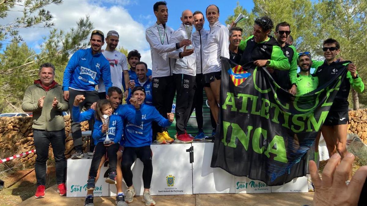 Los atletas de los tres primeros equipos clasificados posan en el podio en la entrega de trofeos del Balear de cross.