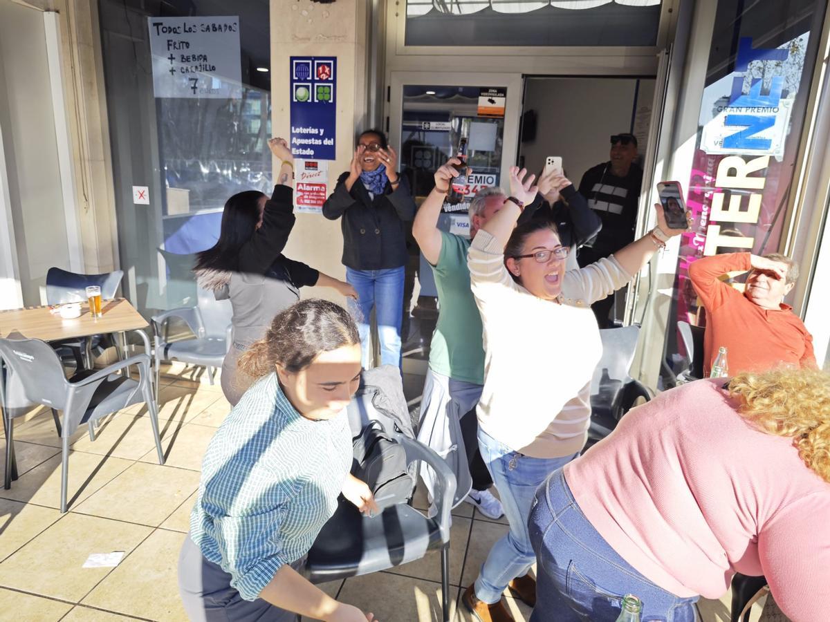 Así han celebrado en Can Picafort el Gordo de la Lotería de Naviad Así han celebrado en Can Picafort el Gordo de la Lotería de Naviad