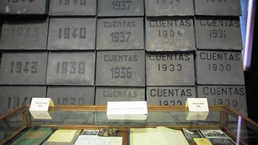 Cajas de cinc donde se conservó el material de archivo de la Real Compañía Asturiana de Minas.
