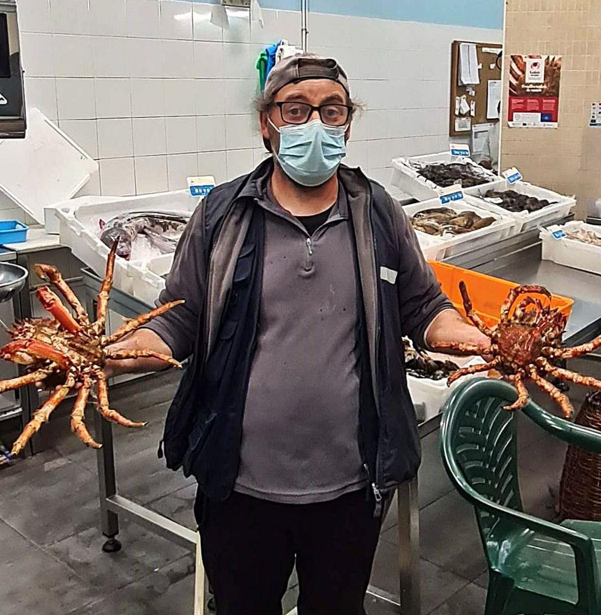 Venta de centollo en la pescadería de la cofradía. | // M.M.