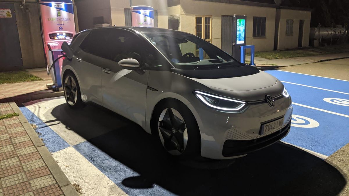 Recarga del coche de Agustín Casqueiro en su viaje a Madrid.