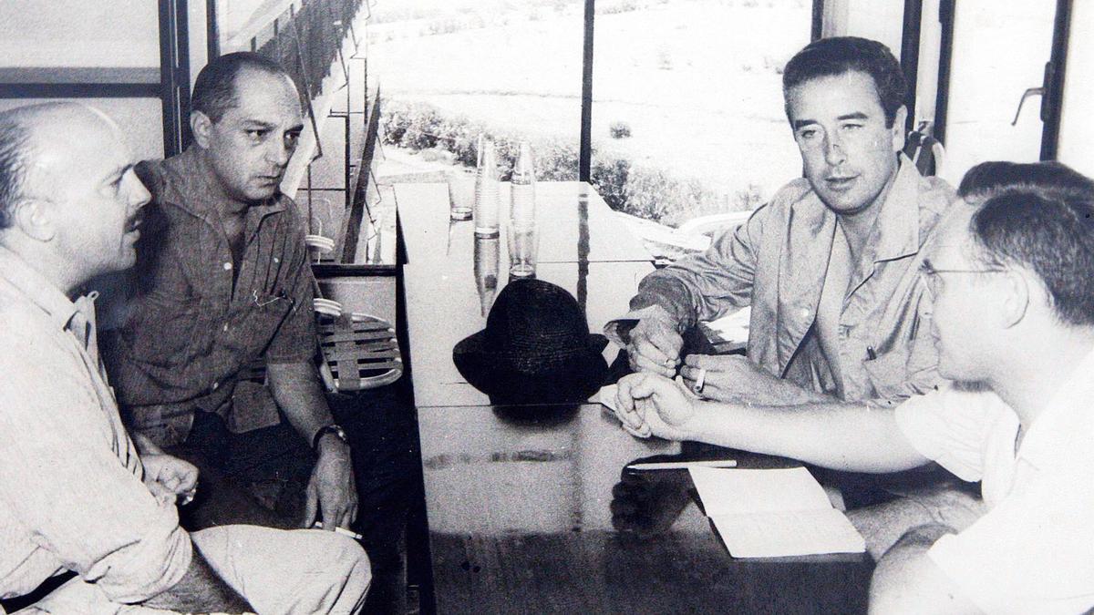Guillermo Jiménez Smerdou con Ricardo Muñoz Suay (izq.), José María Rodero y José María Forqué, en Málaga en 1962.