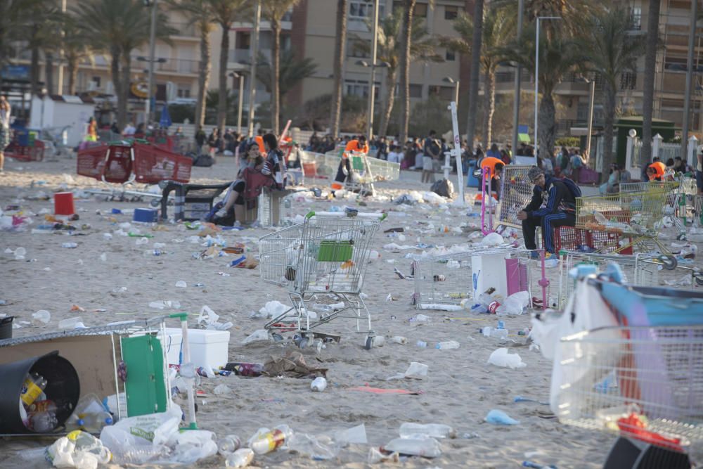 El macrobotellón de Santa Faz deja en la playa miles de kilos de basura