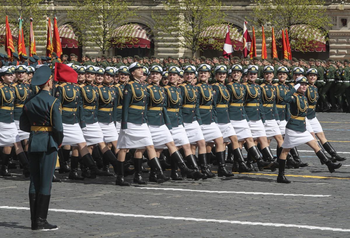 Mujeres militares desfilan, ayer, ante Putin en la Plaza Roja de Moscú durante la celebración del Día de la Victoria.