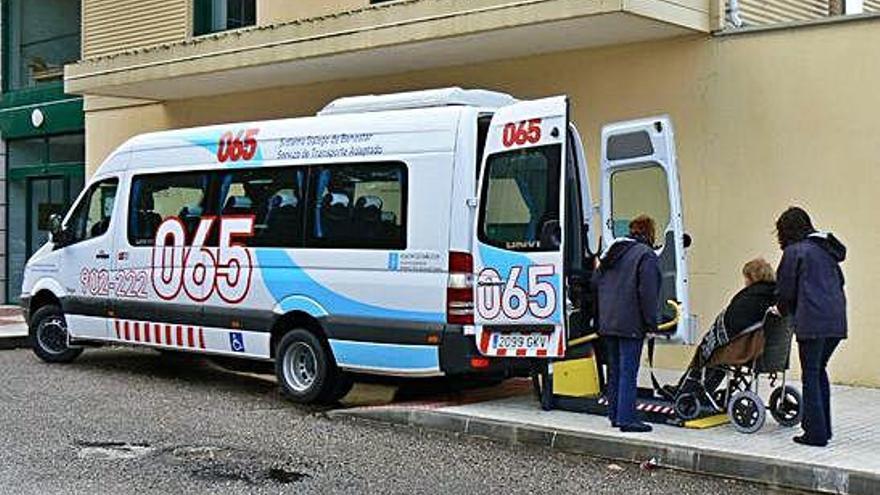 Una mujer es trasladada por personal de la Xunta al hospital en un vehículo adaptado.