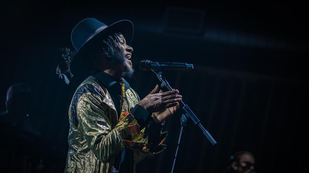 El cantante Fantastic Negrito en un concierto