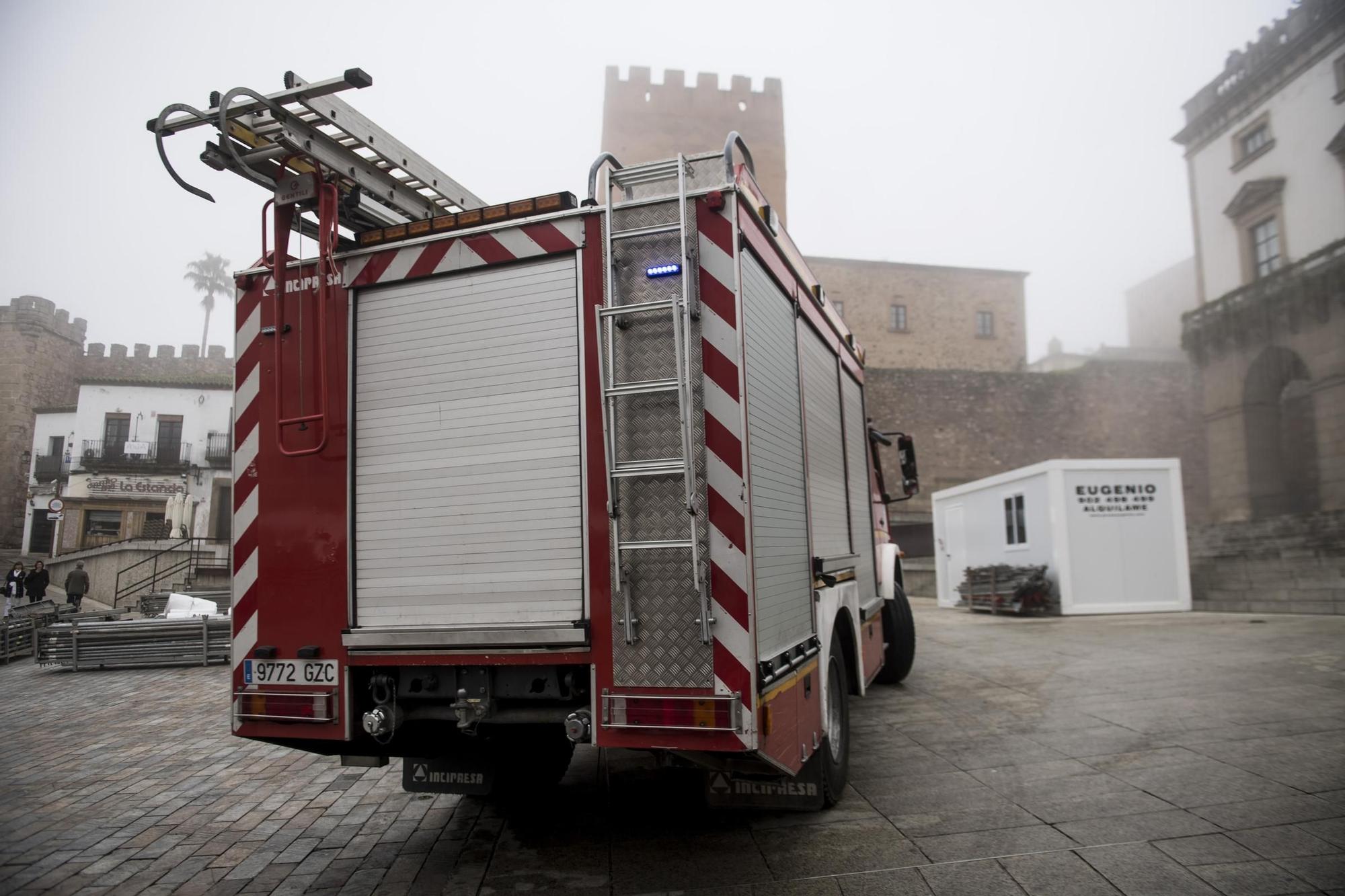 GALERÍA | Las imágenes de un simulacro de incendio en la plaza Mayor de Cáceres
