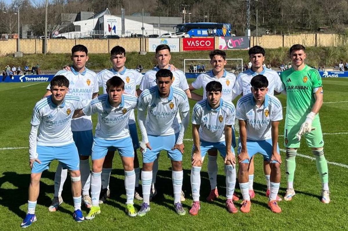 Once titular del Real Zaragoza B en campo del Amorebieta.