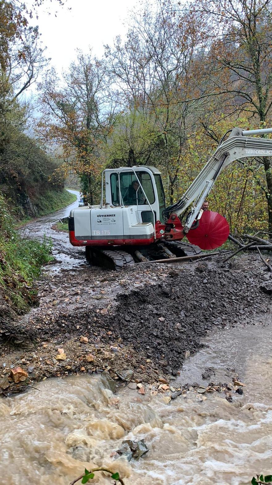 Trabajos en la carretera de Triongo a Olicio, en Cangas de Onís.