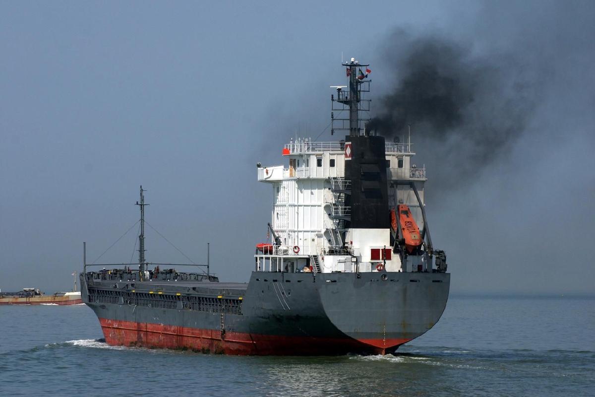 Un buque emitiendo contaminación atmosférica