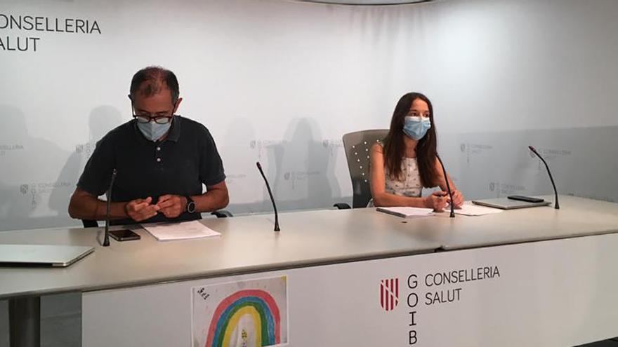 Javier Arranz y Marga Frontera, ayer, en su primera intervención pública con mascarilla.