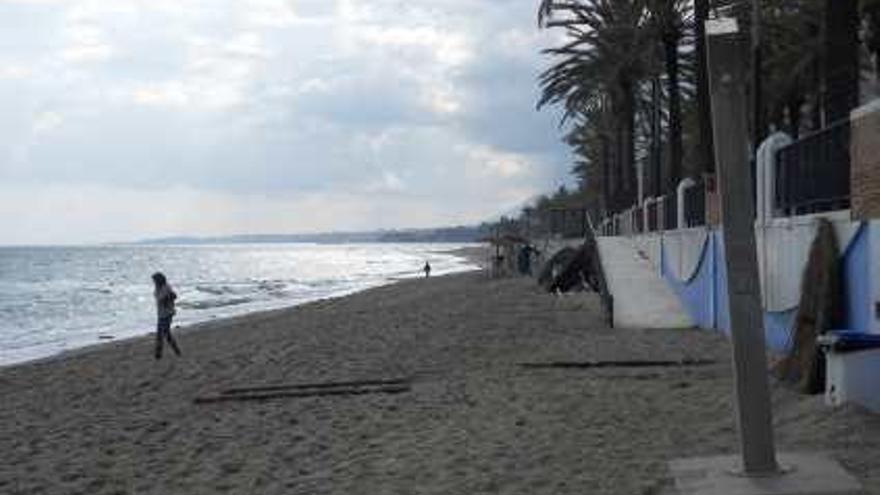 Imagen de las tuberías, visibles ayer en la playa de la Fontanilla de Marbella.